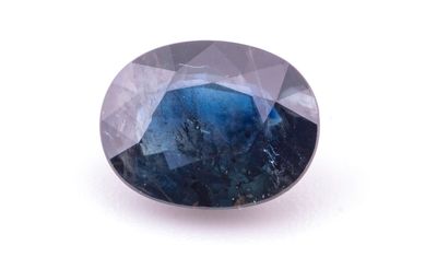 un saphir bleu sur fond blanc