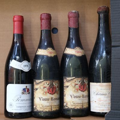 Plusieurs bouteilles de vin sont alignées sur une étagère à l'intérieur d'une boîte