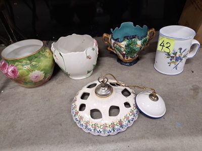 de nombreux types de théières et de tasses sur la table