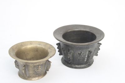 2 mortiers à aillettes et bas reliefs en bronze, Ø 14 cm et …