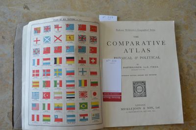 un livre ouvert, marqué de signets, posé sur une table