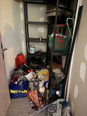 une image représentant une pièce dans laquelle se trouve une échelle