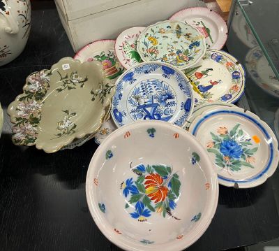de nombreuses assiettes et bols posés sur une table en verre