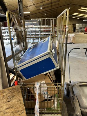 un chariot sur lequel est posée une glacière