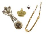 trois bijoux, dont un collier, un bracelet et une bague