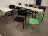 Dans une salle de classe, les tables et les chaises sont disposées en cercle.