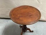 une petite table en bois avec un plateau et un piètement en bois