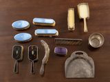 un grand nombre d'objets posés sur une table