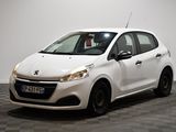 la photo d'une petite voiture blanche garée dans une pièce