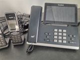 trois téléphones posés côte à côte sur une table