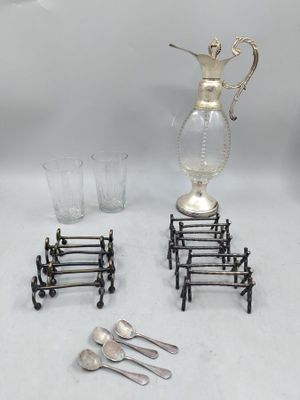 des couverts en argent posés sur une table blanche
