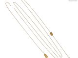 un lot de trois colliers en or avec une longue chaîne, sur fond blanc