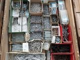 une boîte contenant un assortiment de vis et de clous