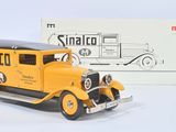 maquette d'une camionnette jaune avec un toit noir et une caisse à l'arrière