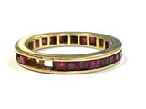 Gros plan sur une bague contenant une pierre rouge