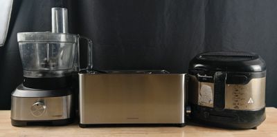 un mixeur, un mixeur et un mixeur posés sur une table
