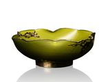 un bol vert posé sur une table