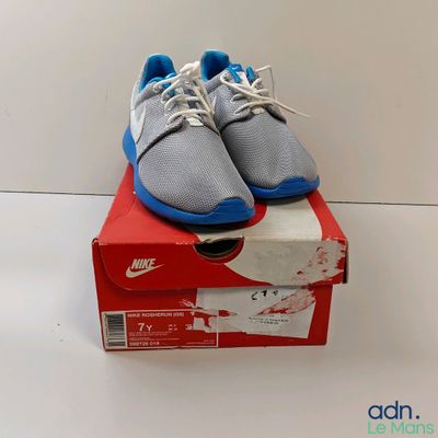 une boîte sur laquelle est posée une paire de chaussures