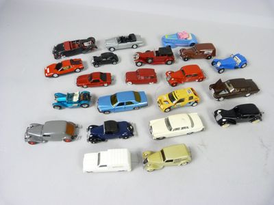 un grand nombre de voitures-jouets qui se trouvent sur la table