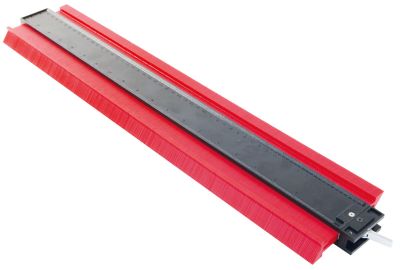 un gros plan d'une bande en plastique rouge et noire sur fond blanc
