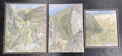 trois tableaux représentant une chaîne de montagnes sont exposés sur un fond noir