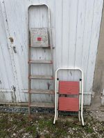 LOT de 2 ESCABEAUX dont un en aluminium, 5 marches et plateforme. Marq