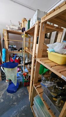 une pièce encombrée et dotée de nombreuses étagères