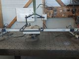 une machine posée sur un établi dans un garage