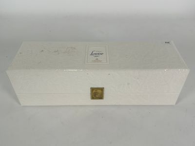 une boîte blanche posée sur une table blanche