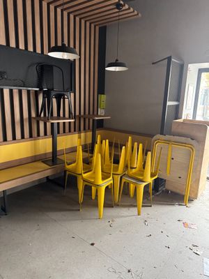 de nombreuses chaises et tables jaunes dans une pièce