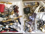 une valise remplie de bijoux et de montres de toutes sortes
