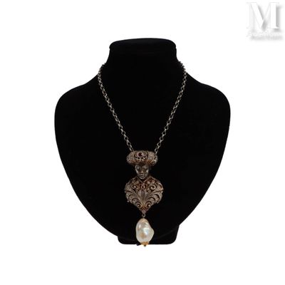 gros plan d'un collier sur un mannequin mannequin