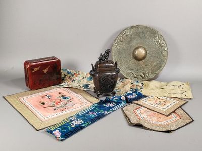 de nombreux objets orientaux posés sur une table