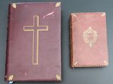deux livres posés l'un à côté de l'autre sur une table