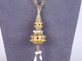 gros plan d'un collier sur un mannequin mannequin