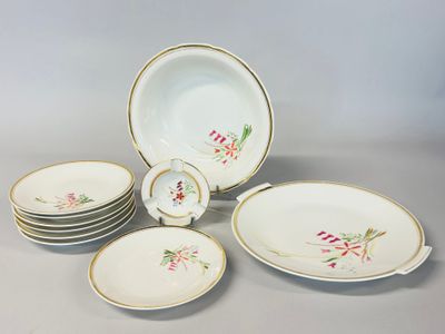 un ensemble d'assiettes et de bols décorés de fleurs