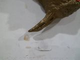 une statue représentant un oiseau perché sur une table