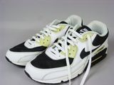 une paire de baskets noires et blanches rehaussées de touches jaunes