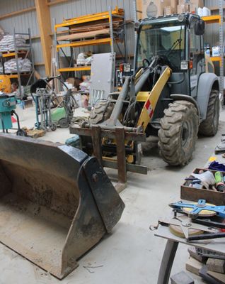 un bulldozer qui est garé dans un garage