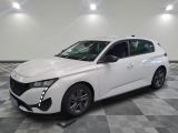 la voiture blanche est garée sur un carrelage à carreaux