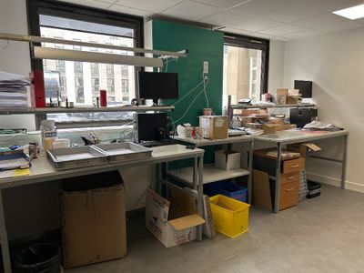 une pièce avec beaucoup de cartons et des cartons sur le sol