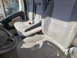 deux sièges à l'arrière d'un camion équipé d'un volant