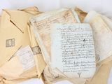une pile de vieilles lettres et de papiers sur une table