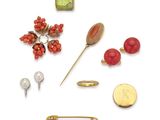 plusieurs bijoux, dont une broche, une épingle, une broche, une épingle et une broche