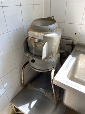 un lavabo sale dans une salle de bains sale, avec un robinet sale