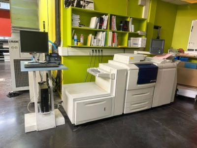 une image représentant un ordinateur et une imprimante dans une pièce