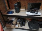 un bureau sur lequel se trouvent un ordinateur, un clavier, une souris et d'autres objets
