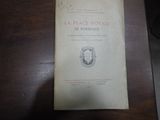 un livre posé sur une table, avec une horloge en arrière-plan