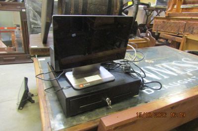 un ordinateur portable posé sur une table en bois