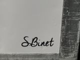 une photo en noir et blanc d'une affiche accrochée à un mur